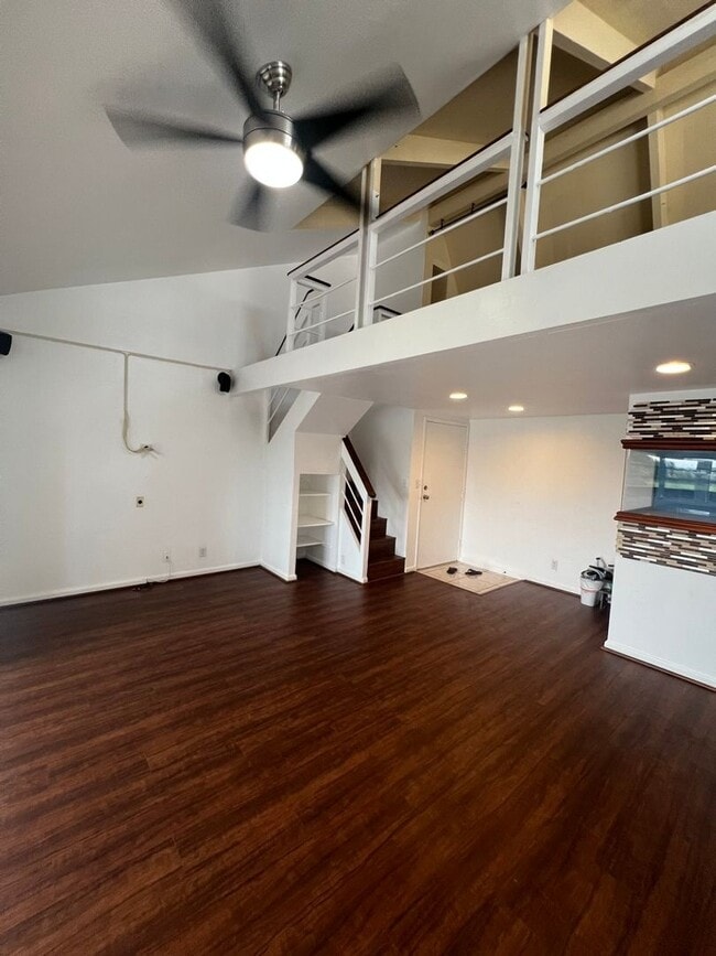 Building Photo - Loft, 2 Bedrooms, Split Townhouse, AC, 2 Parking
