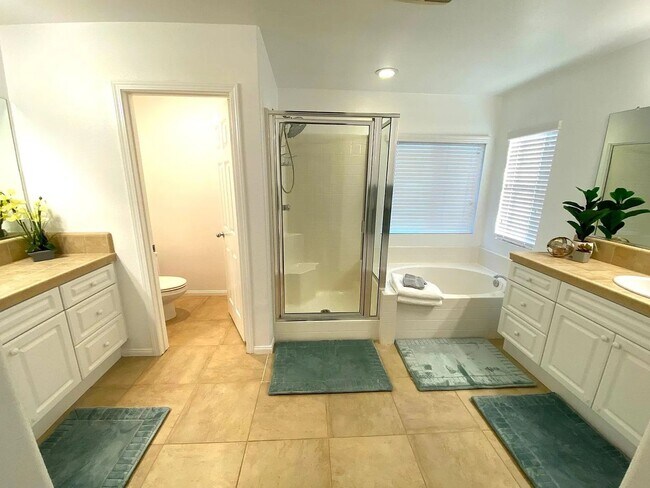 Building Photo - Classy Single Family Home Conviently located - Easy drive to Pendelton or Miramar - Nice family n...