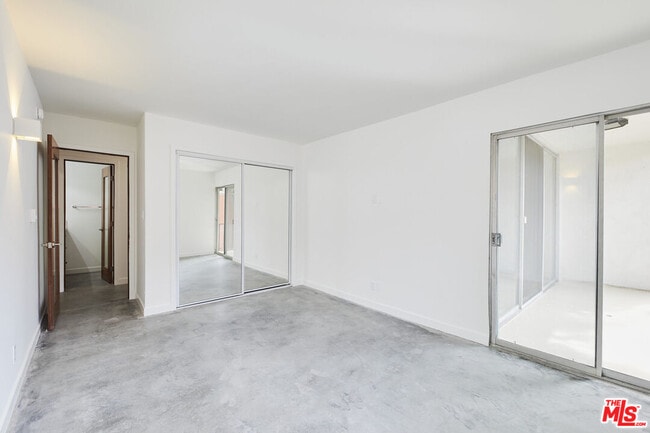 Building Photo - 305 San Vicente Blvd