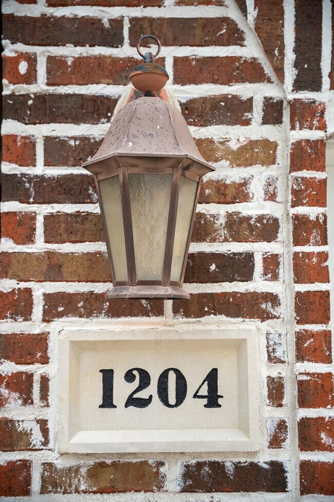 Building Photo - 1204 Lake Pointe Way