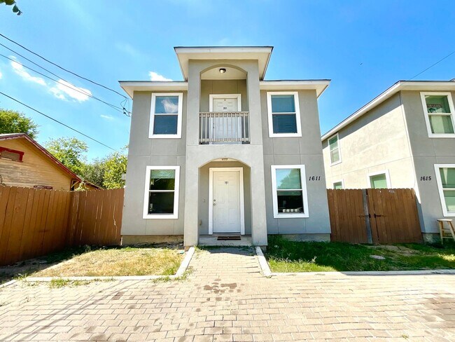 Building Photo - 1611 N Navidad St