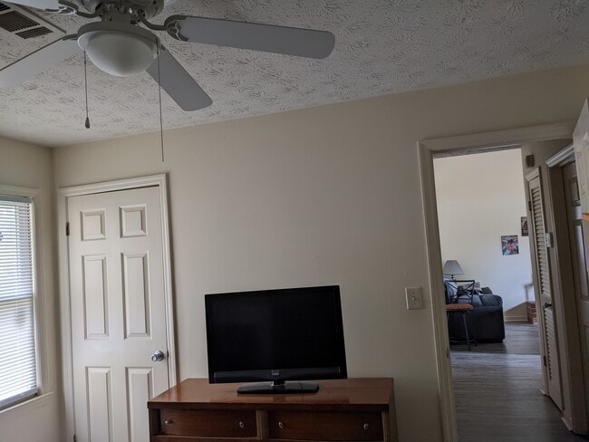 Building Photo - 845/847 Mitchell Bridge Road Duplex