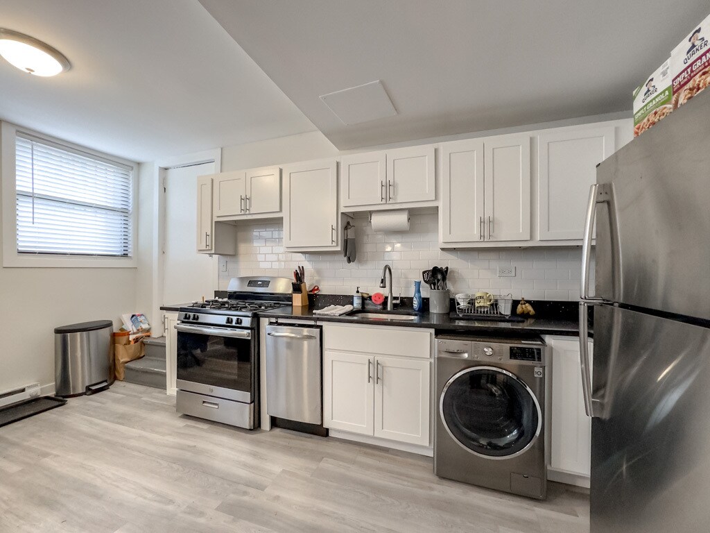 Building Photo - 715 W Roscoe St