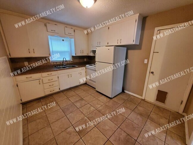 Building Photo - Awesome Location in Waldo-Available NOW!!