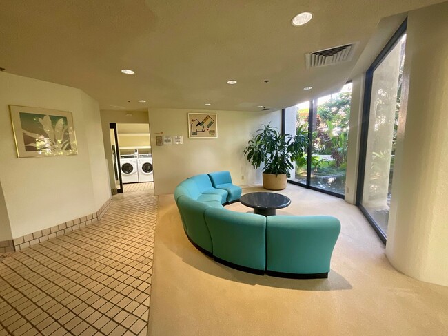 Building Photo - Charming & Convenient Studio, Great Building