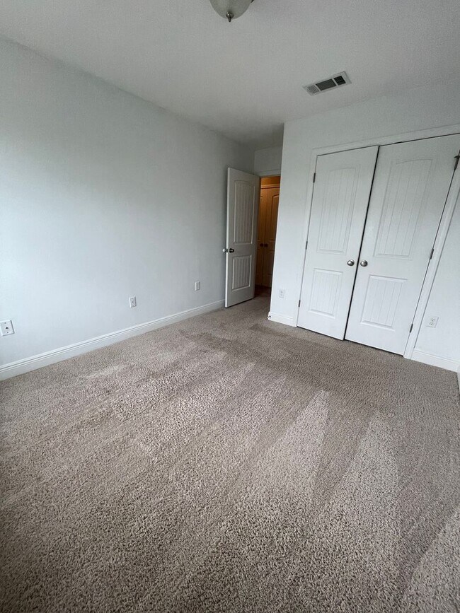 Building Photo - *** MOVE IN SPECIAL! Half OFF 1st Month's Rent!