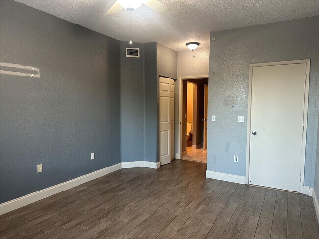 Building Photo - 6928 SW 39th St