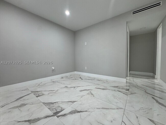 Building Photo - 15011 Coconut Ct