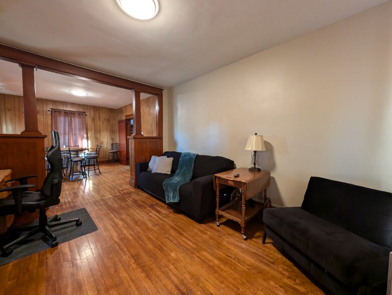 Building Photo - 492 Burgess St