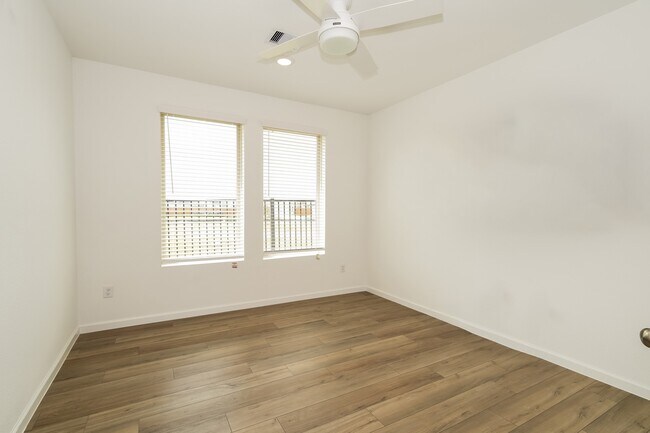 Building Photo - 2513 Seneca Lk Dr