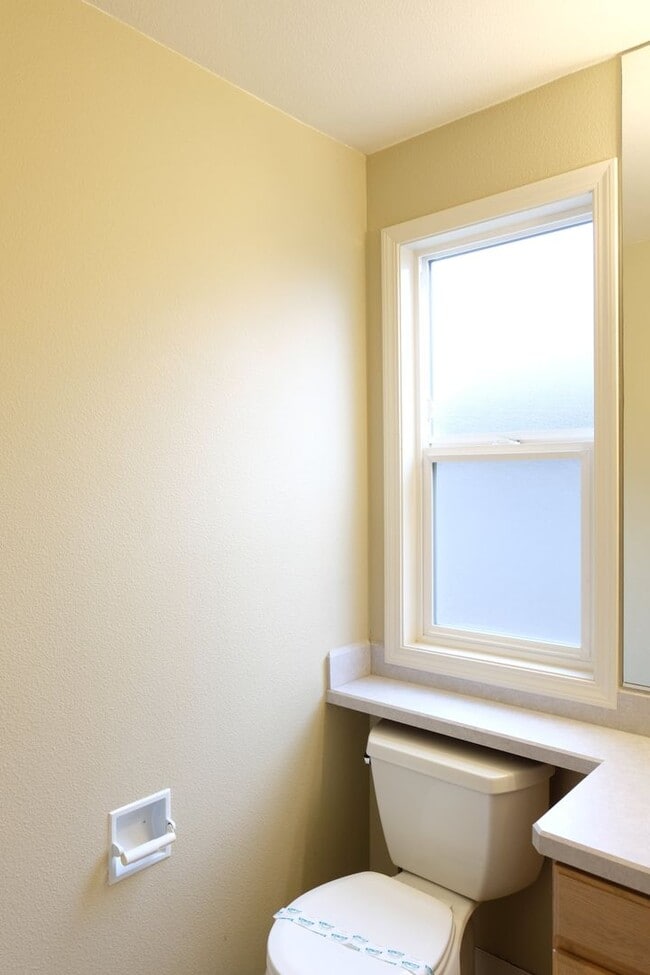 Building Photo - !!!HALF MONTH RENT FREE!!!? Beautifully Updated Home in a Peaceful, Highly Desirable Fisher’s Lan...