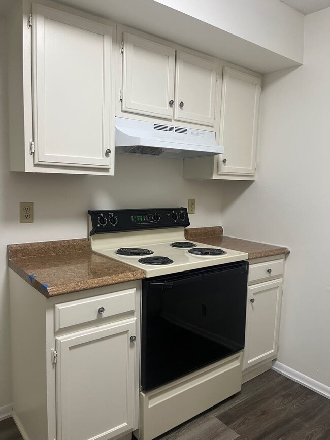 Building Photo - Spacious 2 bdrm/1.5 bath townhome in Cedar...