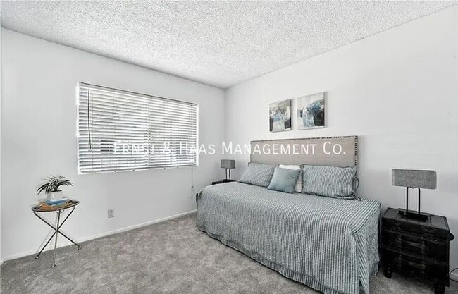 Building Photo - 955 E 3rd St