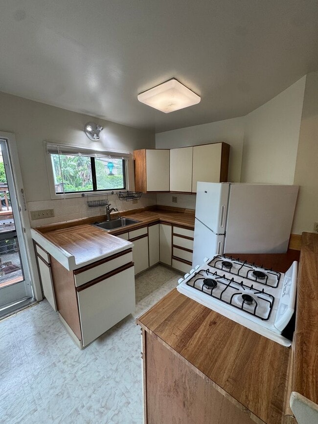 Building Photo - 2026 Clinton Ave