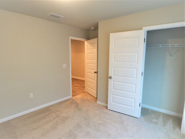 Building Photo - 4 Bedroom home with community pool!