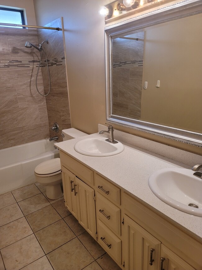 Second bathroom - 2712 Powderhorn Dr