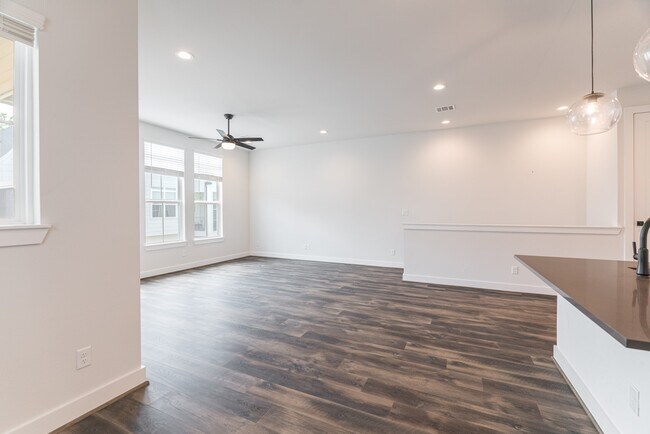 Building Photo - 5715 White Magnolia St.