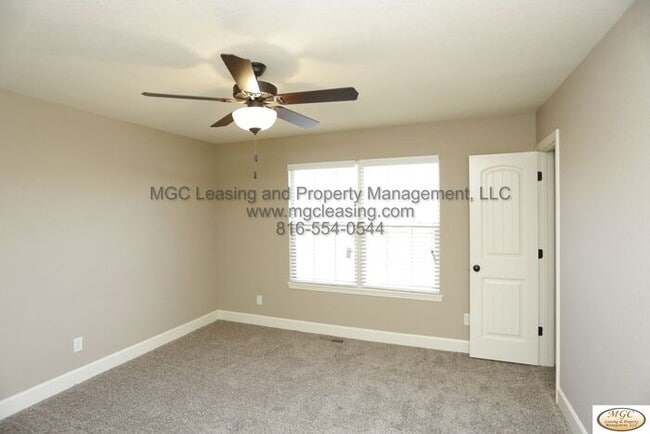 Building Photo - Modern Townhome with Designer Kitchen and ...