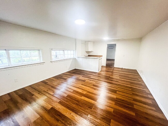 Building Photo - 307 S Rosehill Ave