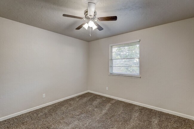 Building Photo - Spacious Elegance: Open Floor Plan, Dual V...