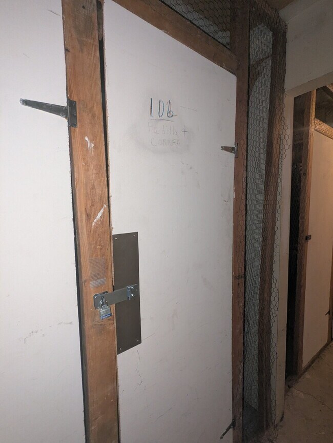 Building Photo - Available Now!  "Spacious 3-Bed, 2-Bath Co...