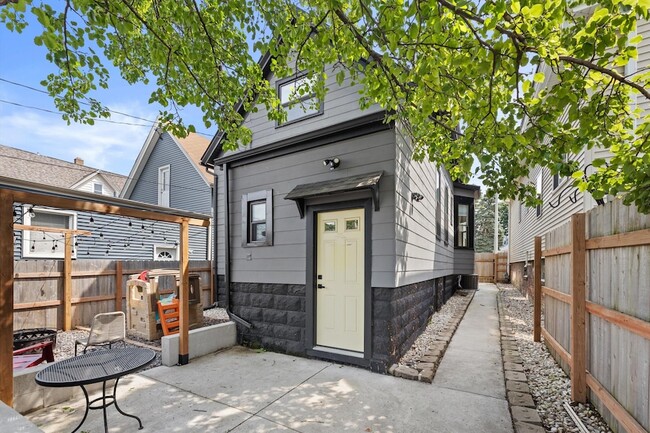 Building Photo - 3149 S Howell Ave