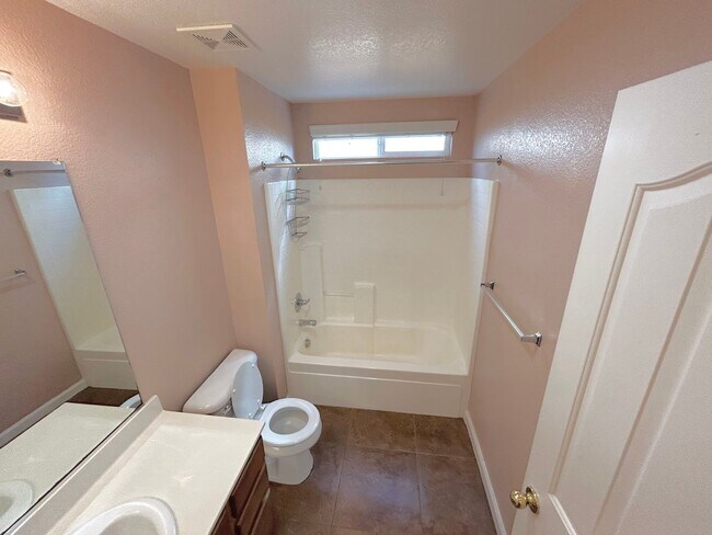 Building Photo - LEASE TODAY ! Available 5 bedroom! GREAT LOCATION!