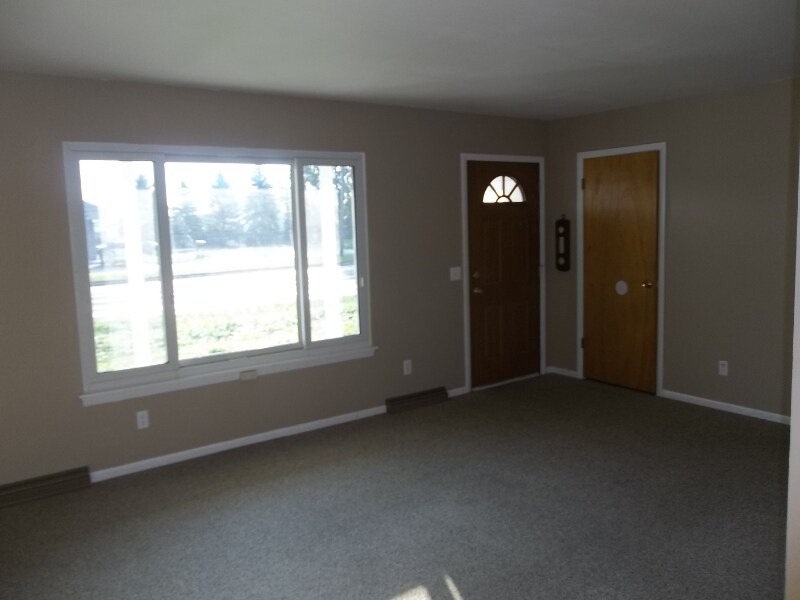 Building Photo - 2700 S Isabella Rd