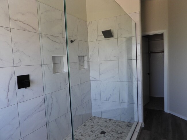 Building Photo - THIS HOME IS FOR LEASE UNTIL 8/31/2026 SHORT TERM.
