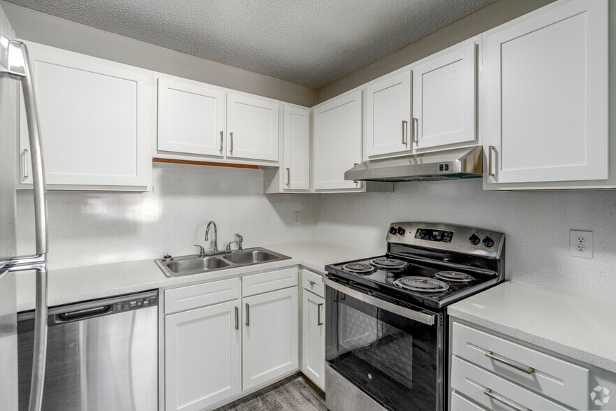 Platinum 2BR, 2BA - 968SF - Kitchen - Colonial Village