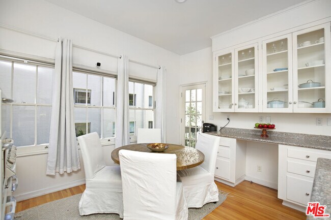 Building Photo - 6538 Cahuenga Terrace