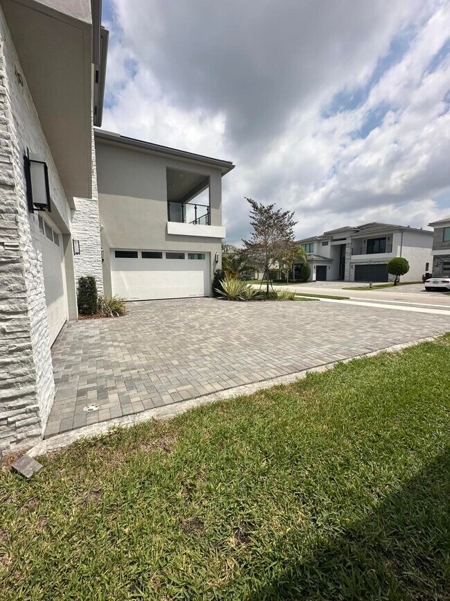 Building Photo - 17081 Five Waters Ave