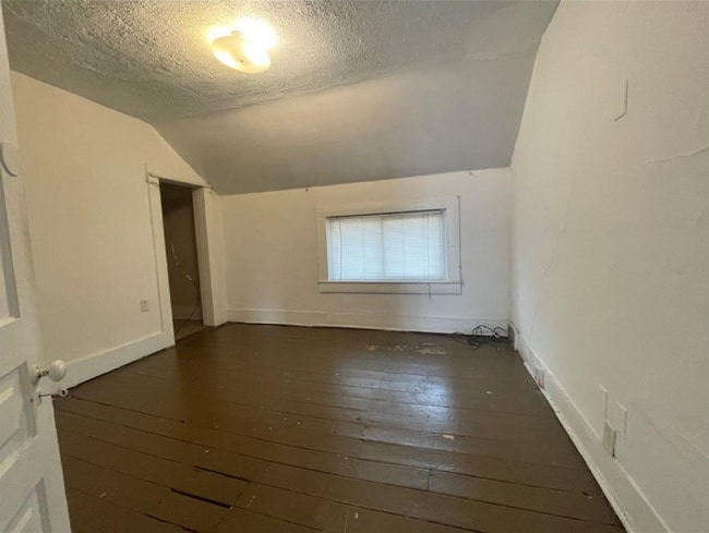 Building Photo - 4 bed 2 bath near UWEC available June 1st!...