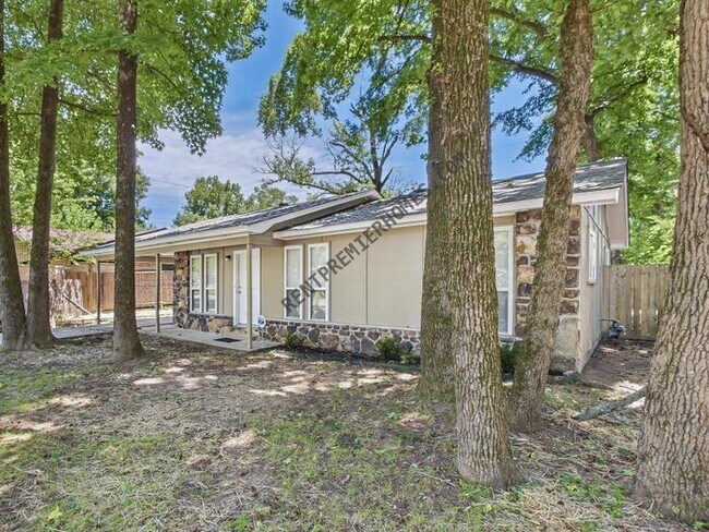 Building Photo - 802 Towering Oaks Dr