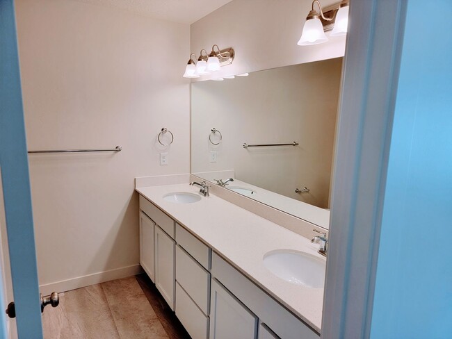 Building Photo - Stunning Townhomes!