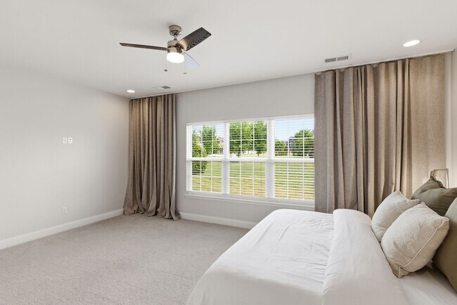 Building Photo - Luxury Executive Living in Sought-After Franklin Community