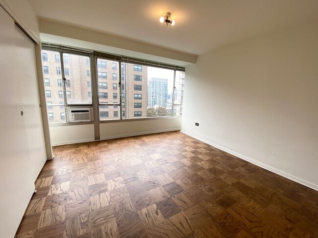 Building Photo - Light and Bright 1 bedroom 1 bath condo first hill