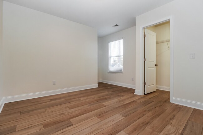 Building Photo - Modern 4 Bedroom in Hanahan