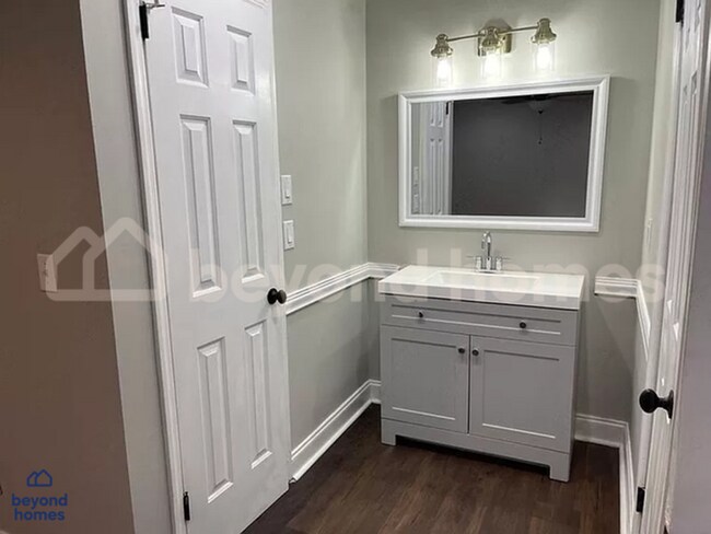 Building Photo - Updated 4-Bed Home Minutes from Downtown C...