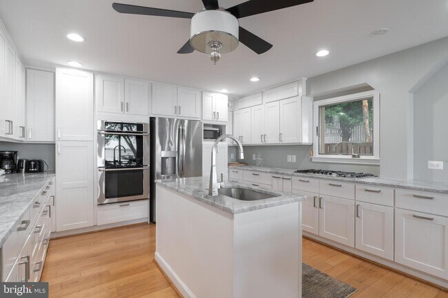 Building Photo - 10913 Mariner Dr