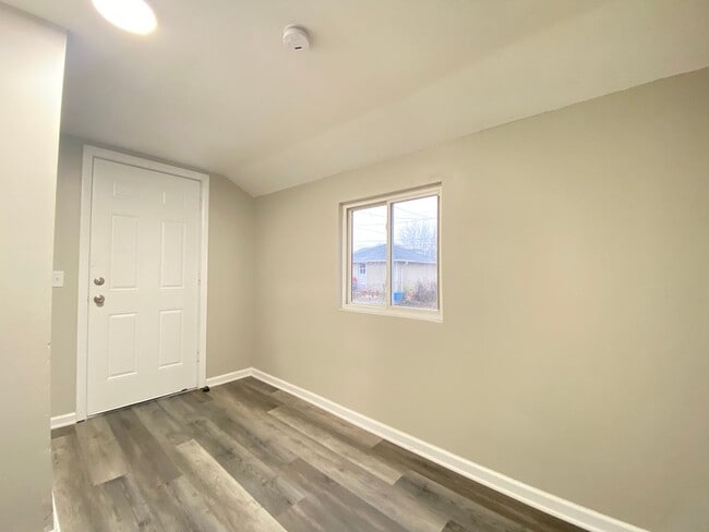 Building Photo - Highland Charm