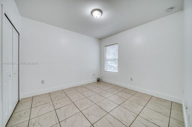 Building Photo - 14708 NE 7th Ave