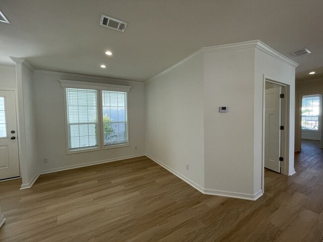 Building Photo - 966 E Montego Ave