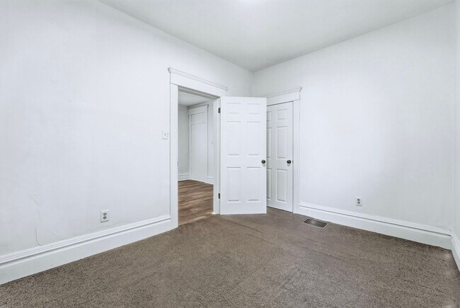 Building Photo - 3-Bed, 2-Bath Home with Large Kitchen & De...