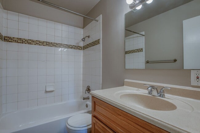 Building Photo - Centrally located 4 bedroom home!