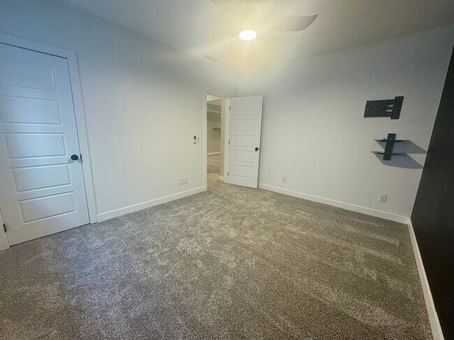 Building Photo - ** SECURITY DEPOSIT SPECIAL** 5 bedroom 3 bath in SW Lincoln