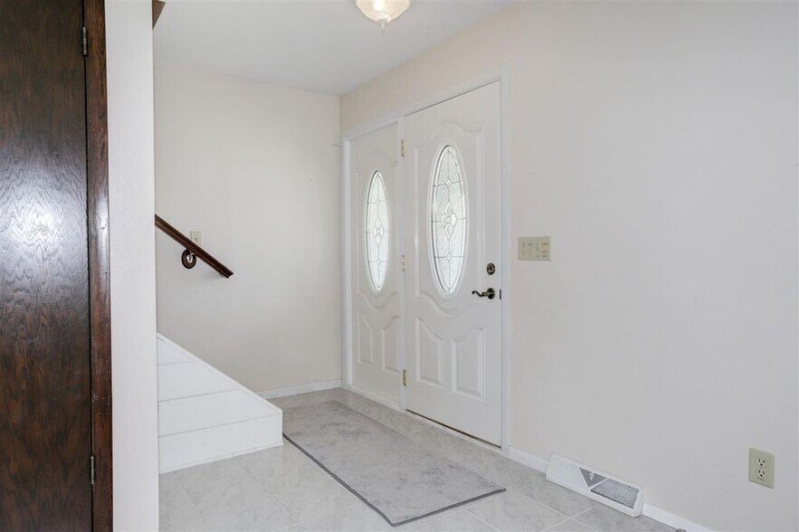Entryway - 1140 S Bluemound Dr