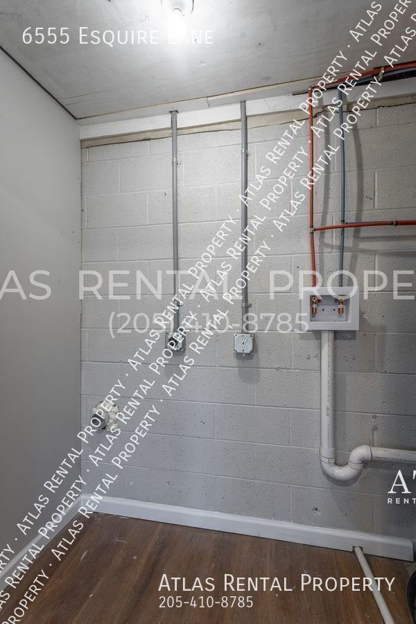 Building Photo - 6555 Esquire Ln