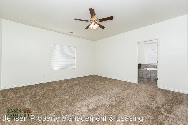 Building Photo - 6 br, 3.5 bath House - 3262 East Livia Drive
