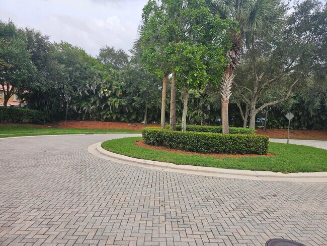 Building Photo - 7533 Topiary Ave